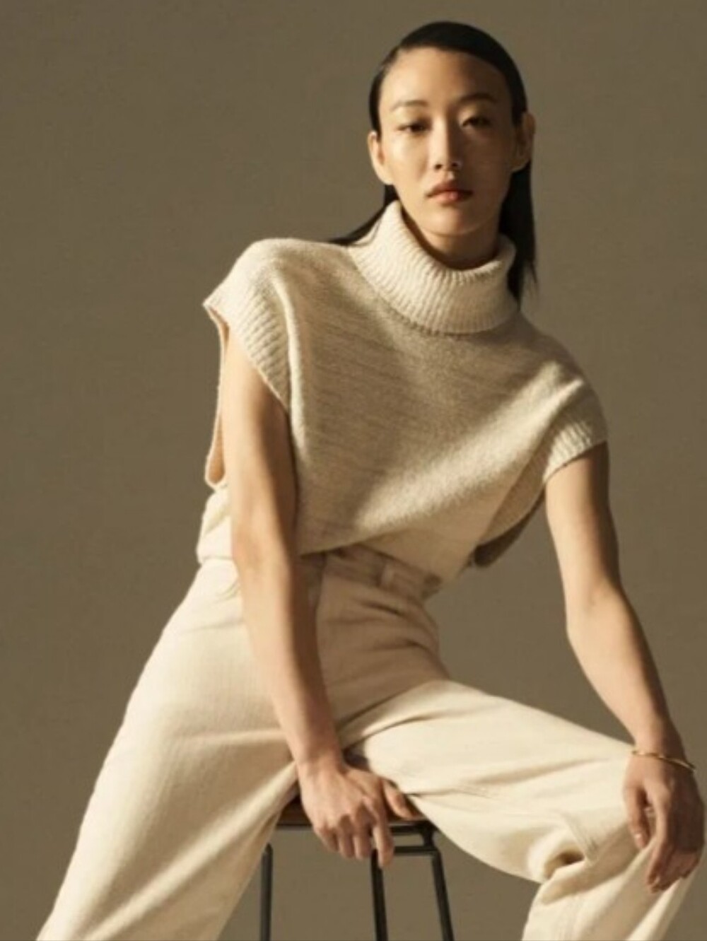 COS Textured Wool-Cotton Sleeveless Turtleneck Knit Sweater Vest in Cream Medium